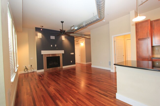 Building Photo - Gorgeous Corner Unit DTC Condo