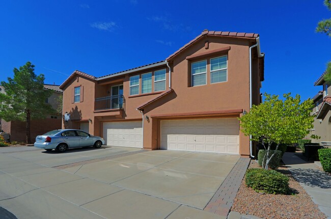 Building Photo - Lovely Home