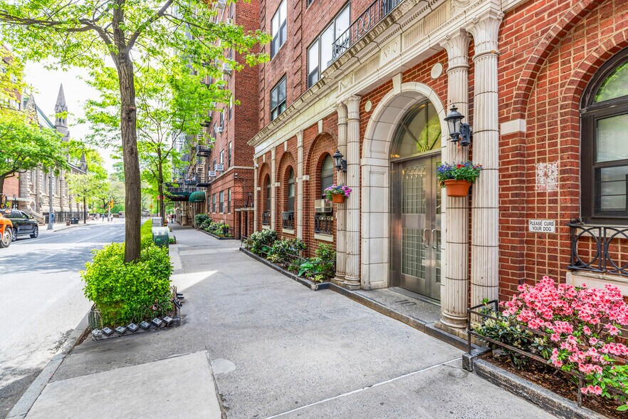 Building Photo - 10 W 65th St