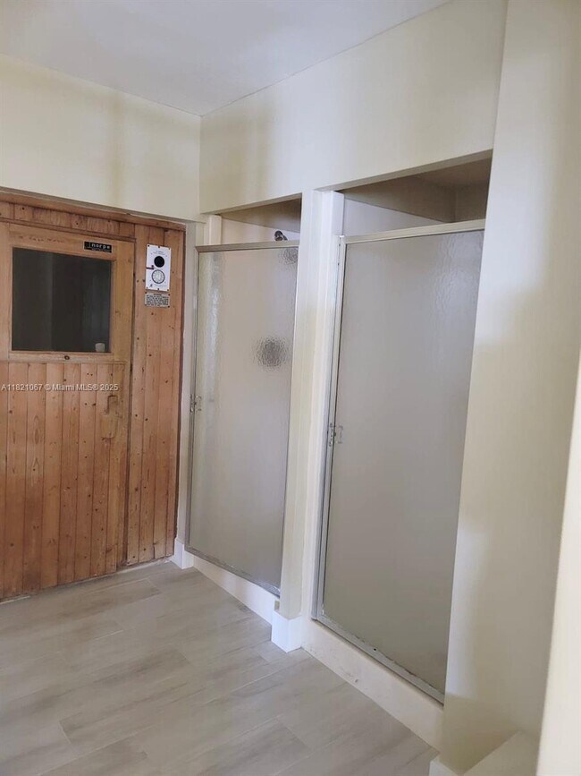 Building Photo - 1500 Park Beach Cir