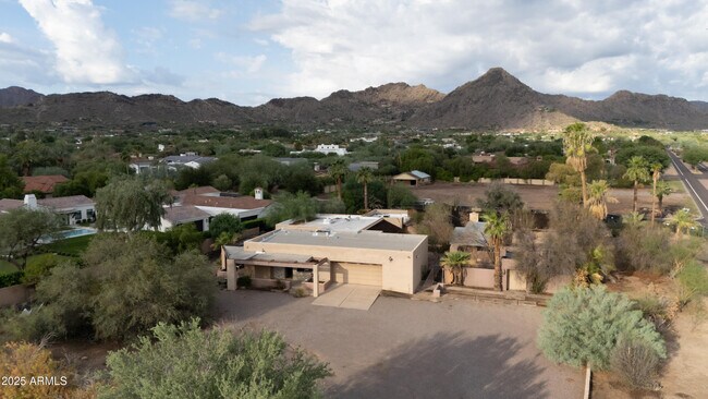 Building Photo - 6701 E Mockingbird Ln