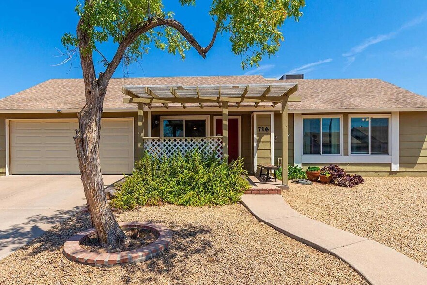 Building Photo - 716 E Hackamore St