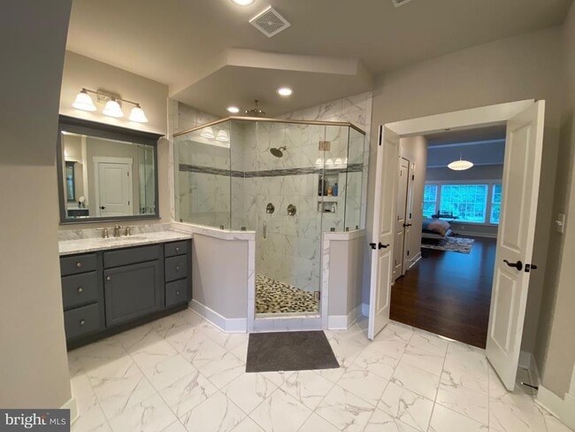 Building Photo - 2233 N Underwood St