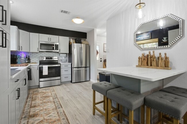 Building Photo - 1004 E Red Cedar Cir