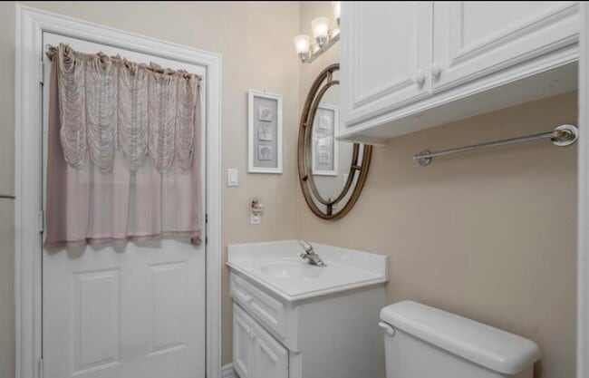 Building Photo - 94 E Fairbranch Cir