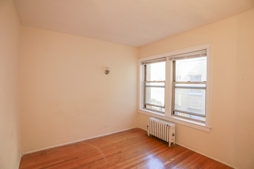 Building Photo - 1624 W Lunt Ave