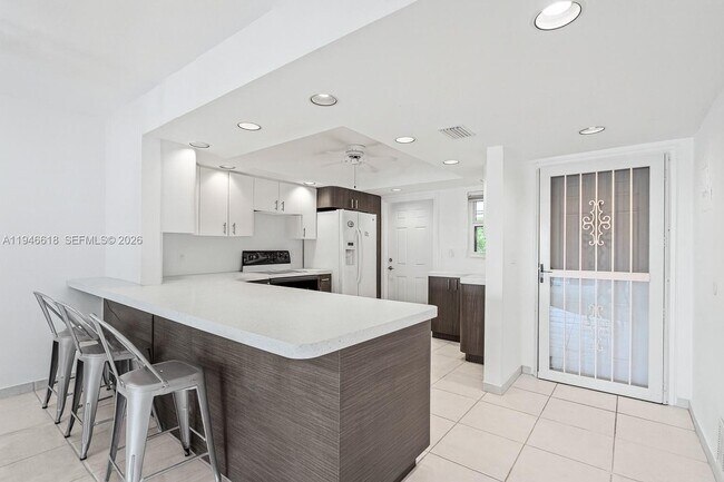 Building Photo - 3121 NE 51st St