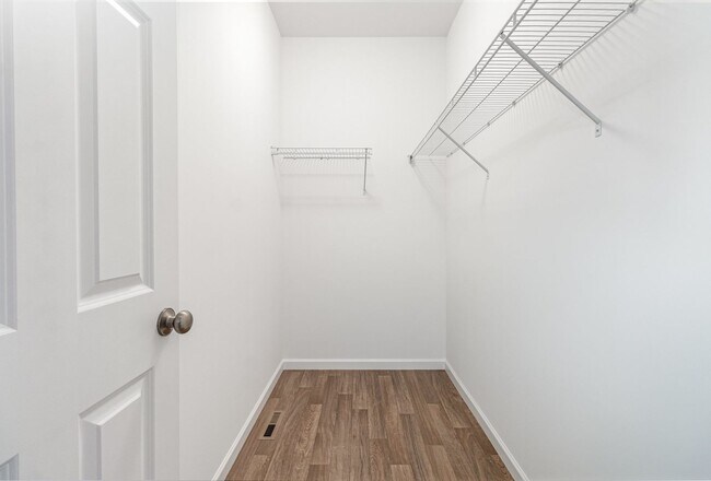 Building Photo - 7870 Briarwood Dr