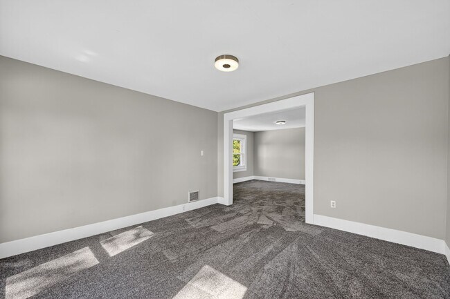 Building Photo - 814 Louis Ave