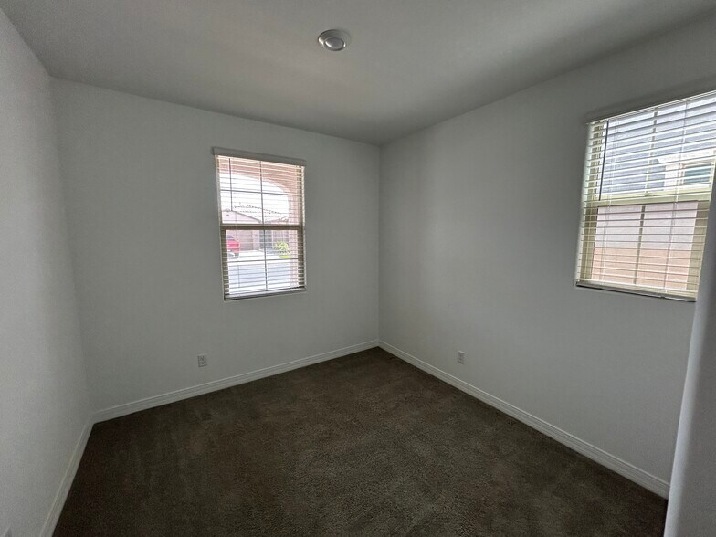 Building Photo - 2348 E Kelly Dr