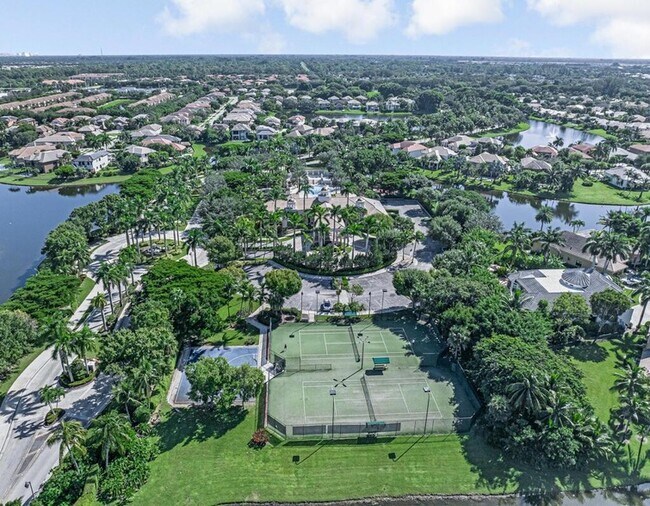 Building Photo - 10513 Versailles Blvd