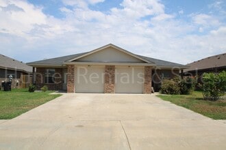 Building Photo - North Killeen 3-Bed Duplex with Modern Tou...