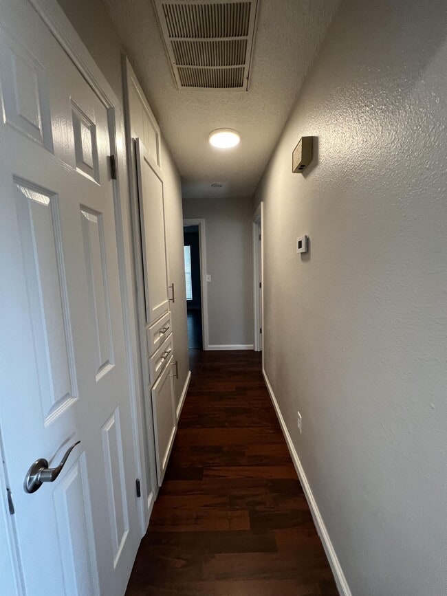 Building Photo - 2241 Donna Dr