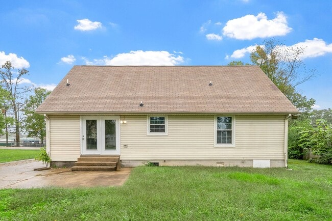 Building Photo - 4 Bedroom 2 Full Bath Pet Friendly Home For Rent!