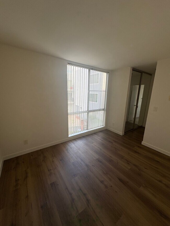 Building Photo - Spacious 2-Bed, 2-Bath Condo in Prime Culver City Location – Freshly Updated!