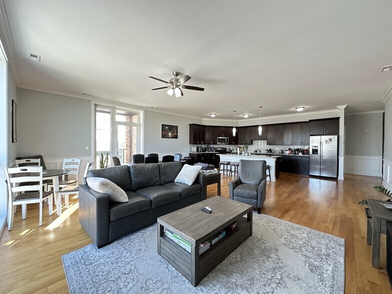 Building Photo - 538 N Western Ave