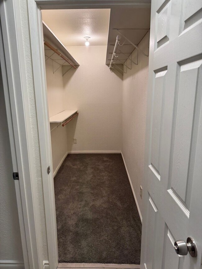 Building Photo - 5 Bedroom, 3.5 Bath, Beautiful 1,856 SQ FT...