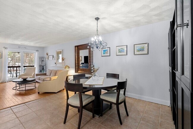 Building Photo - 7 Greenbriar Dr