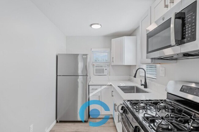 Building Photo - 4853 Mansfield St