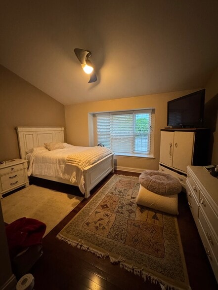 Master bedroom - 155 Stirling Ln