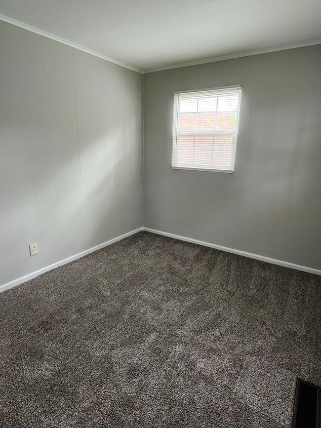 Building Photo - 3 Bedroom Home