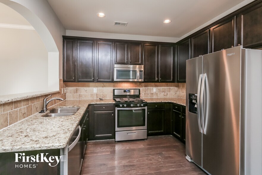 Building Photo - 4911 Briarcliff Dr