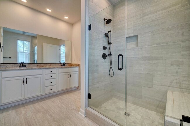 Building Photo - 4 bedroom condo in Suffolk