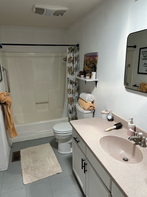 hallway bathroom with bath tub - 20736 Will Scarlet Ln