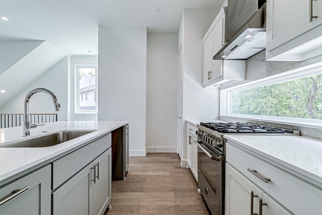 Building Photo - 6028 Lewis St