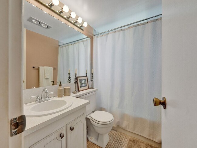 Building Photo - Beautiful fully furnished 2 bedroom 1.5 bath.