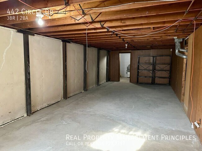 Building Photo - 442 Circle Dr