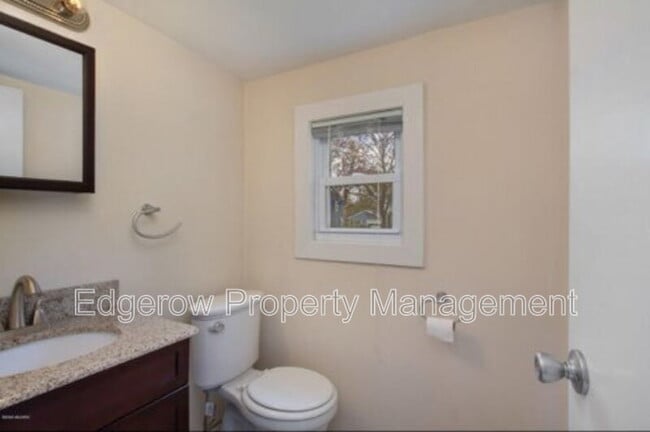Building Photo - 352 Holmdene Blvd NE
