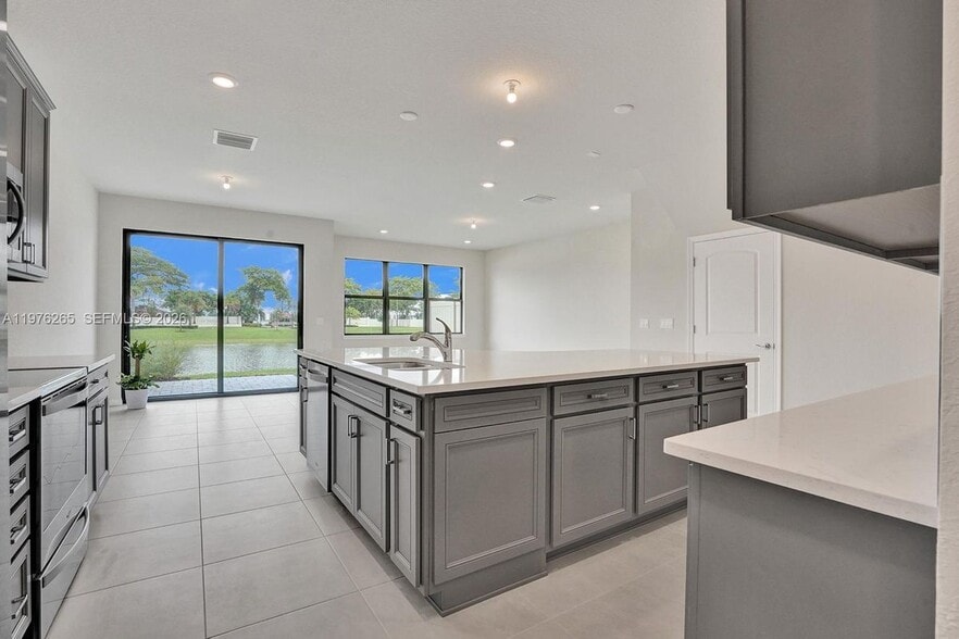 Building Photo - 2202 Appleton Cir S