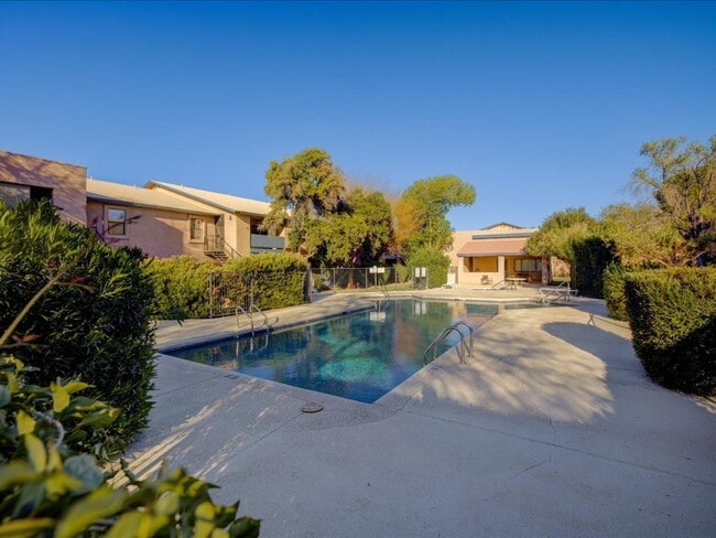 Building Photo - 2 Bedroom 2 Bathroom Retreat with Community Pool & Spa!