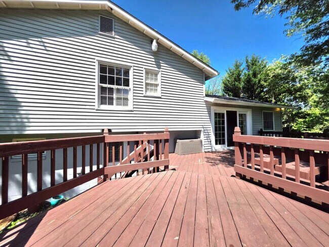 Building Photo - 2215 Collingwood Rd