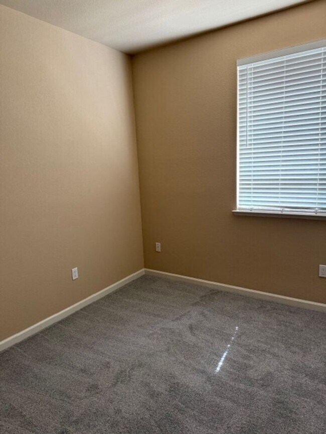 Building Photo - Gorgeous Natomas Condo