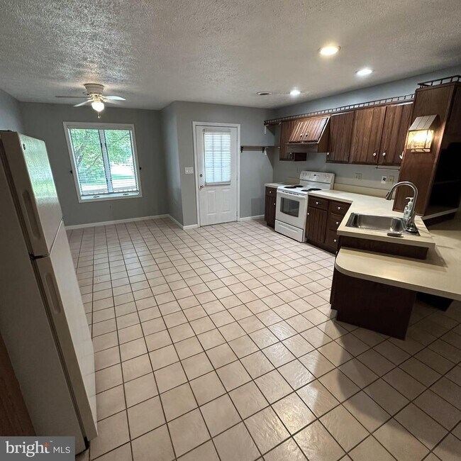 Building Photo - 323 Stonegate Ct