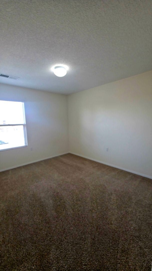 Building Photo - 3 bedroom 2.5 bathroom Townhome