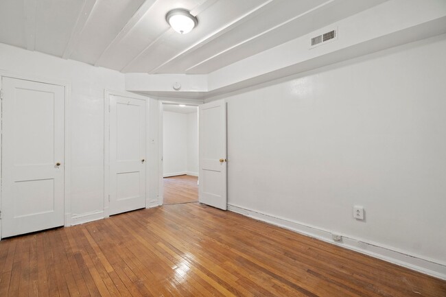 Building Photo - Charming 2 Bedroom Apartment in Beautiful ...