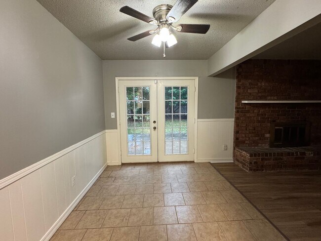 Building Photo - 3 bed 1 bath 2 car garage