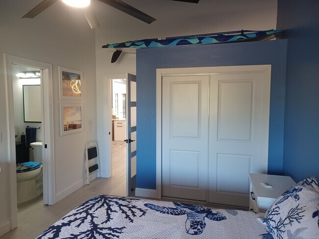 Building Photo - 5605 SW 12th Ave