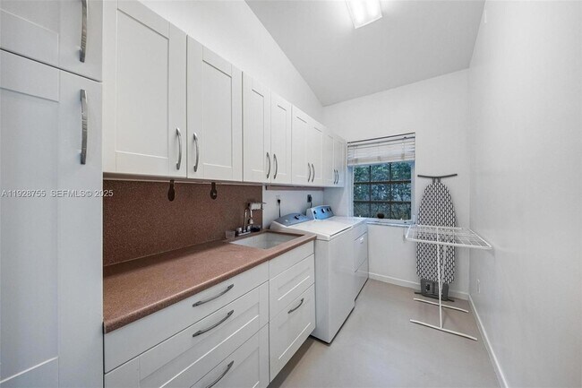 Building Photo - 1033 Almeria Ave