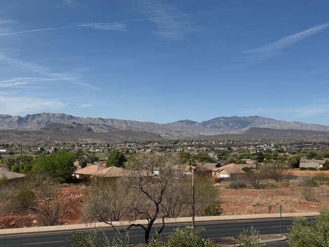 Building Photo - Highly Desirable Lakota Ridge!