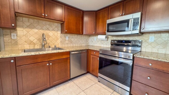 Building Photo - 3-bedroom, 2.5-bath split-level condo