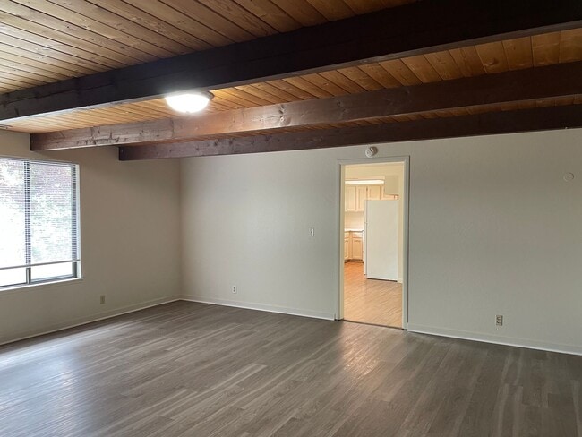 Building Photo - Spacious 3 Bed 2 Bath Home-Located on a Corner Lot in Quiet Neighborhhood