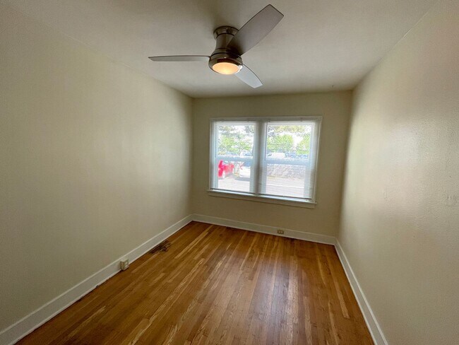 Building Photo - Vintage 1 Bedroom with Hardwood Floors, Close-In Location