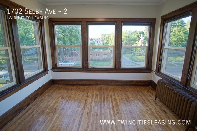 Building Photo - Newly Renovated Apartment! Fantastic Locat...