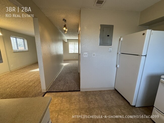 Building Photo - Spacious Split level 3 Bed/2 Bath Town hom...