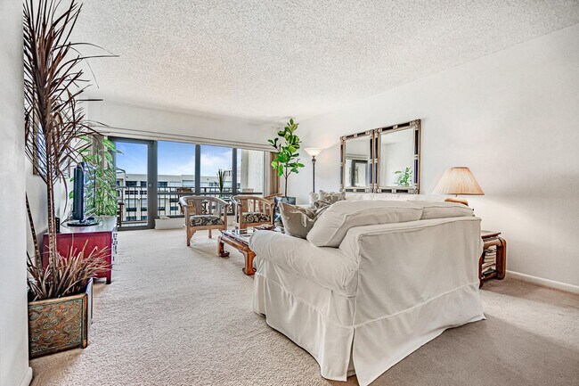 Building Photo - 5000 N Ocean Blvd