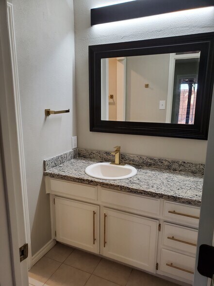 Master vanity - 106 N Troy Ave